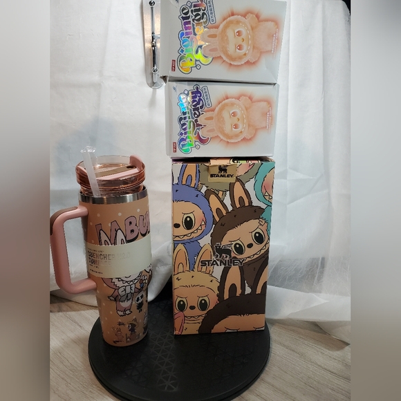 Stanley Limited Edition Labubu Quencher H2.0 40oz Tumbler With 2 Labubu Figures - Picture 2 of 9
